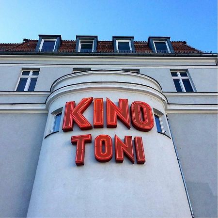 Appartement Ueber Dem Kino Toni Berlim Exterior foto