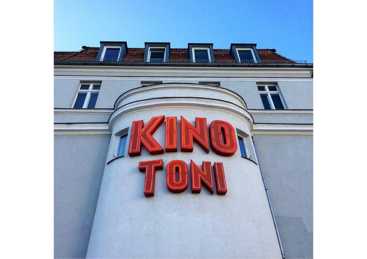 Appartement Ueber Dem Kino Toni Berlim Exterior foto