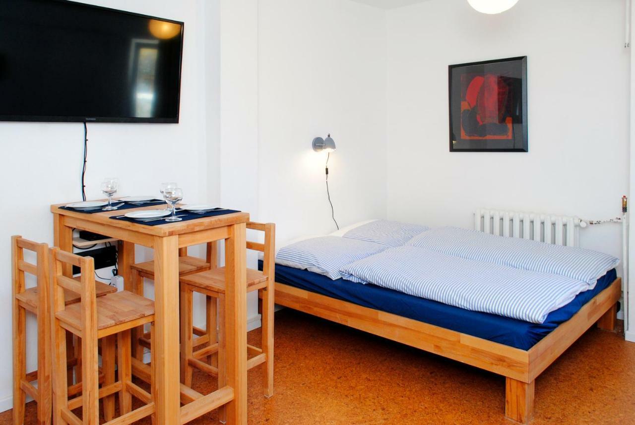 Appartement Ueber Dem Kino Toni Berlim Exterior foto