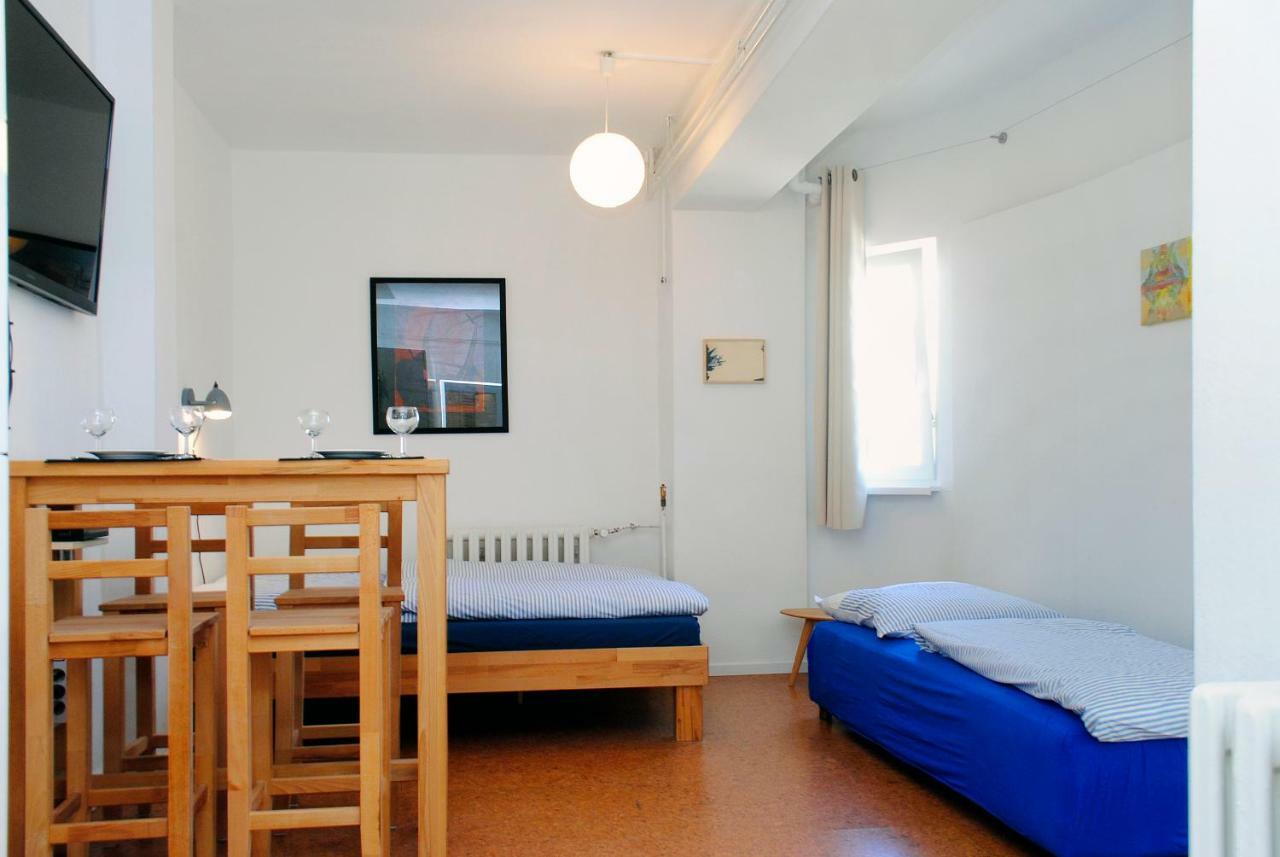 Appartement Ueber Dem Kino Toni Berlim Exterior foto